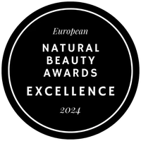 Rundes schwarzes Siegel European Natural Beauty Awards 2024 Excellence mit weißer Schrift.